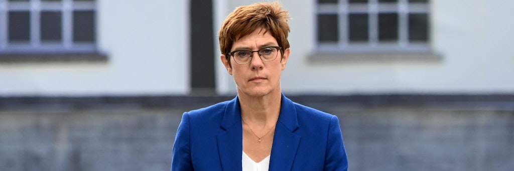 Annegret Kramp-Karrenbauer hält bei weiter steigenden Infektionszahlen neue Corona-Regeln für nötig.