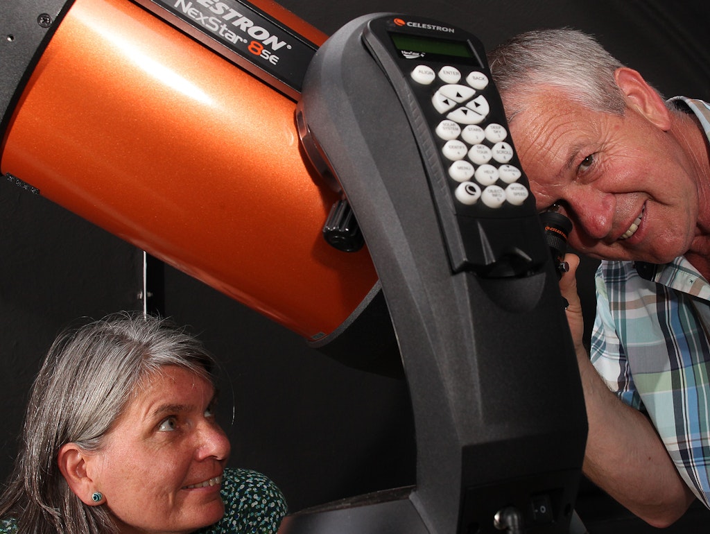Ellen und Kay Thonack sind oft mit den Kindern am Teleskop und staunen. 