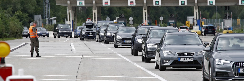 Polizeibeamte kontrollieren an der Grenze zwischen Slowenien und Österreich beim Karawankentunnel Fahrzeuge und Personen. 