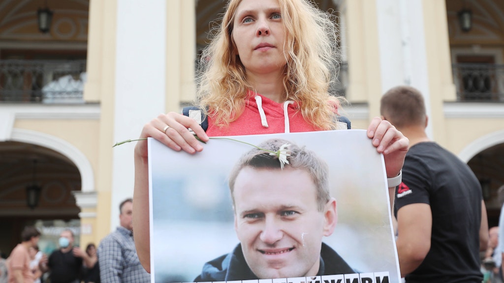 Eine Demonstrantin hält bei einem Protestzug in St. Petersburg ein Porträt von Alexej Nawalny in Händen. 