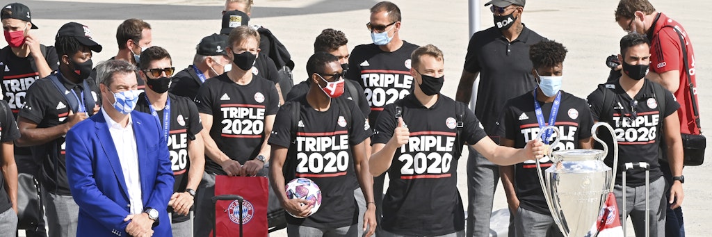 Mannschaft mit Ministerpräsident: Die Münchner Bayern sind zurück auf bayrischem Boden.