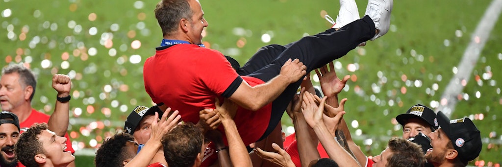Die Bayern-Mannschaft lässt Hansi Flick hochleben.