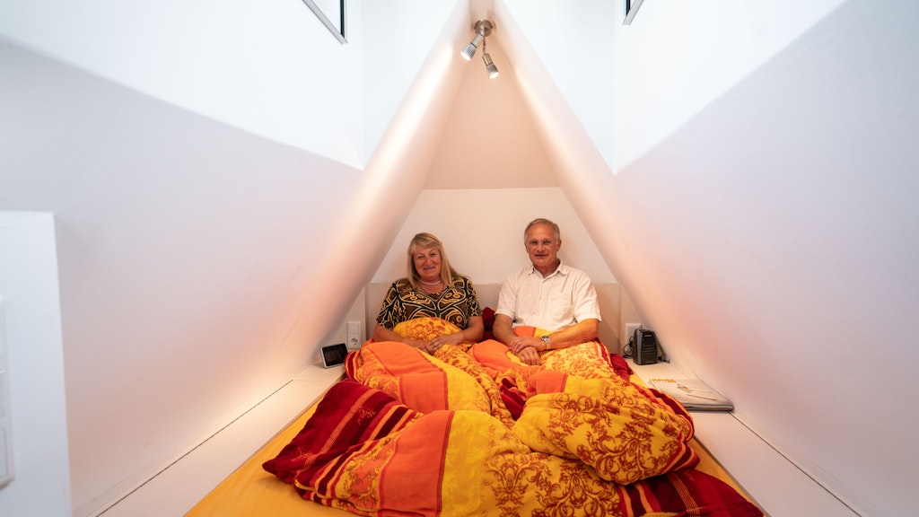 Simone Stiefel und Lebensgefährte Achim Schollenberger haben sich im Dachgeschoss in ihrem kleinen Wohnhaus gemütlich gemacht. 