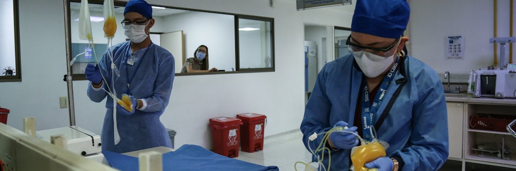 Forscher arbeiten mit gespendetem Plasma von geheilten Corona-Patienten in Bogota (Kolumbien). 