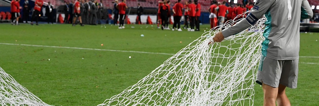 Souvenirsammler Manuel Neuer in Lissabon nach dem Champions-League-Finale.