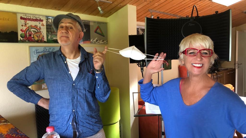 Bei der Arbeit, mit Abstand: Monika Ehrhardt-Lakomy mit Schauspieler Ilja Richter.