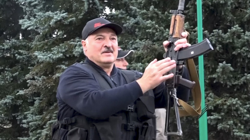 Im staatlichen Fernsehen zeigte sich Alexander Lukaschenko demonstrativ mit einem Kalaschnikow-Sturmgewehr. Die Botschaft ist klar: Er will sich notfalls mit Gewalt nach 26 Jahren eine sechste Amtszeit sichern.