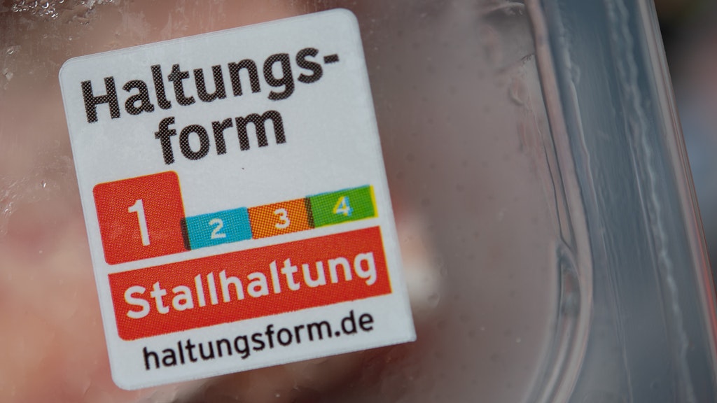 Ein Aufkleber mit der Aufschrift „Stallhaltung“ als niedrigste Stufe der Haltungsform klebt auf einer Fleisch-Packung in einem Supermarkt.