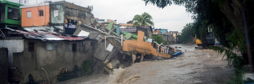 In Santo Domingo, der Hauptstadt der Dominikanischen Republik, rissen Wassermassen ganze Häuser mit.