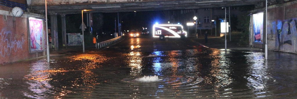 Die Fahrbahn unter dem S-Bahnhof Attilastraße wurde von den Wassermassen überflutet, die Straße daraufhin gesperrt. 