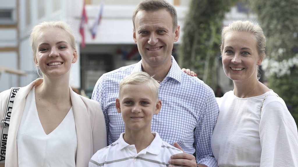 Die Familie Nawalny vor einem knappen Jahr in Moskau: Alexej Nawalny mit seiner Frau Julia, seiner Tochter Daria und seinem Sohn Zakhar, nachdem die Eltern bei der Stadtratswahl abgestimmt hatten. 