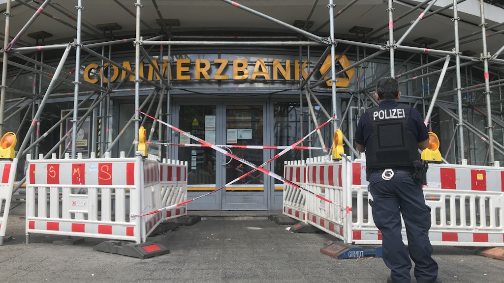 Der Eingang der Commerzbank in der Schöneberger Hauptstraße. Hier machte der Täter Beute.