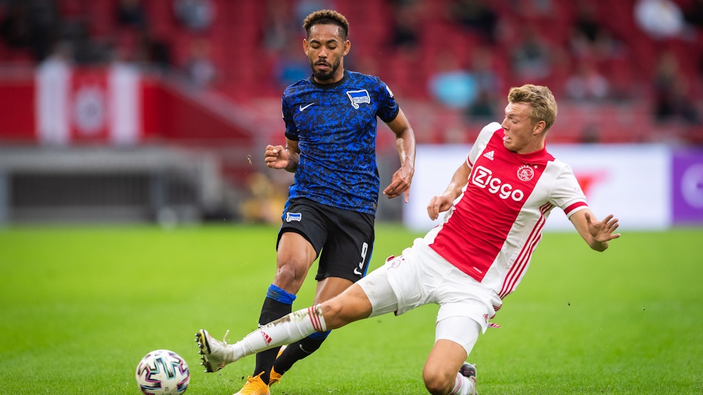 Herthas Matheus Cunha wird von Ajax-Verteidiger Perr Schuurs gestoppt. 