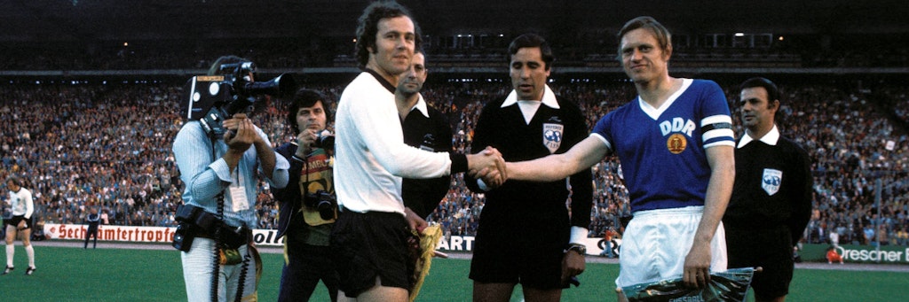 Franz Beckenbauer (l.) und Bernd Bransch 1974 beim WM-Duell beider deutscher Staaten. Beide Fußball-Legenden verließen nach über einem Jahrzehnt ihre Klubs.