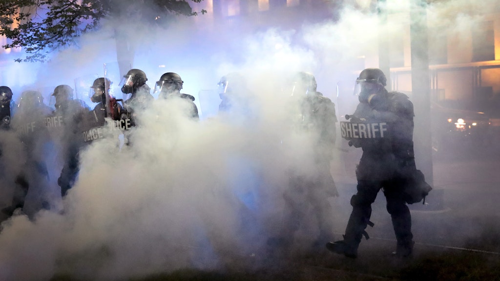 Mit Tränengas und Gummigeschossen gingen Polizei und Nationalgarde gegen die Demonstranten in Kenosha vor.