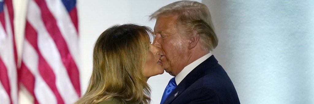 Statt eines Kusses ein verunglücktes Bussi: First Lady Melania hielt Ehemann Donald die Wange hin, damit er sie nach ihrer Rede nicht auf die Lippen küsst.