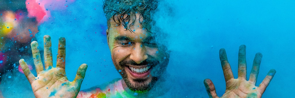 Younes Zarou ist bekannt für farbenfrohe Bilder und Videos auf Tiktok.