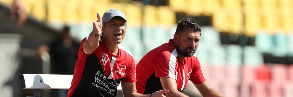 Da kommt keine Freude auf: VSG-Trainer Karsten Heine und sein Assistent Torsten Mattuschka (r.) müssen im Pokal nach Köln.