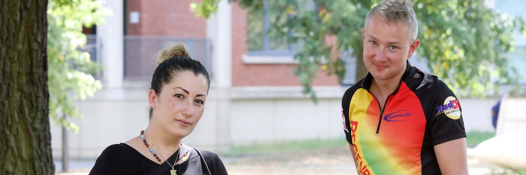 Nisa Shirins Mutter Özlem Y. macht im Klinikpark eine wertvolle Begegnung, die ihr neue Lebenskraft schenkt. Sie trifft auf Patrick Schulz, der selbst als Kind an Leukämie erkrankt war.