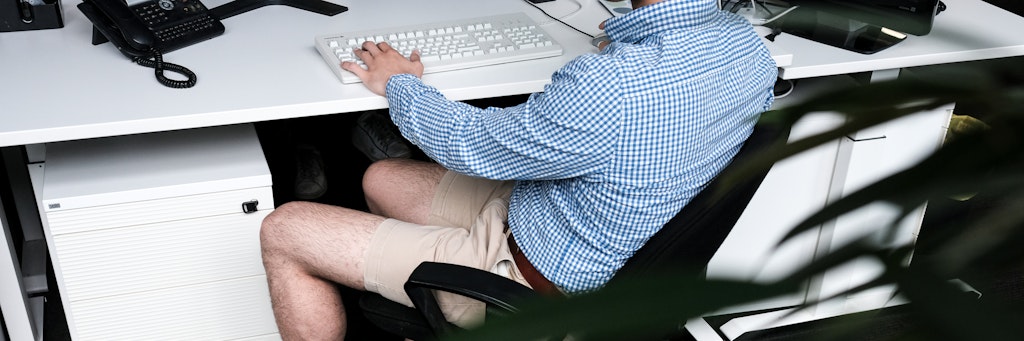 Ein Mann sitzt an seinem Arbeitsplatz: Immer mehr Deutsche werden zu Dauersitzern und gefährden dadurch die eigene Gesundheit. 