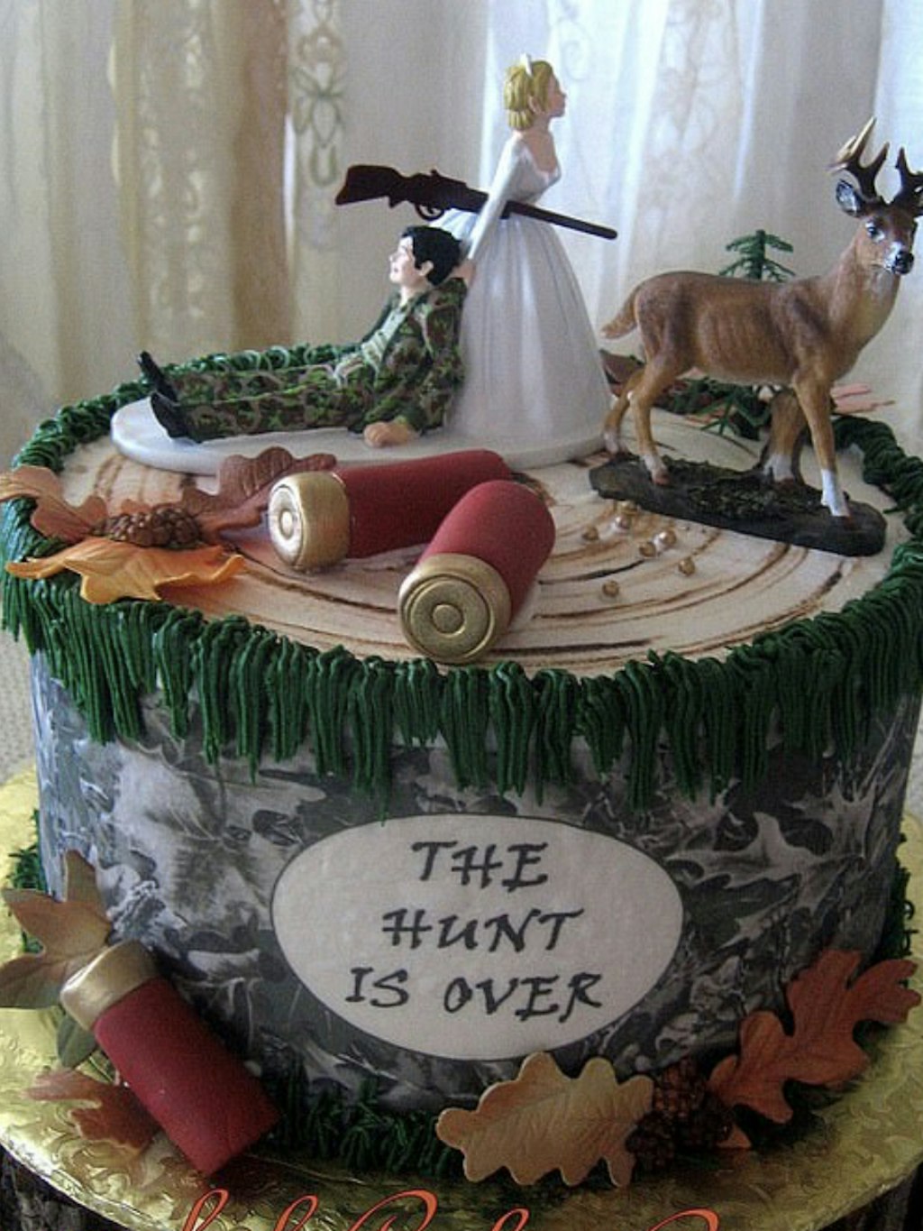Der komplizierte Kuchen von „Graceful Cake Creations“ war so dekoriert, dass er wie ein Baumstumpf aussah.