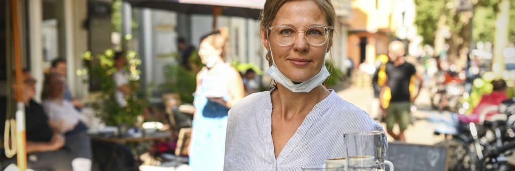 La-Tazza-Chefin Delia Lemke vor ihrem Café. Sie ärgert sich, dass die Ordnungshüter ihr und anderen Gastronomen das Leben noch zusätzlich schwer machen.