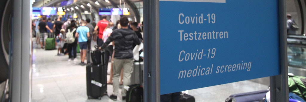 Ansturm von Reiserückkehrern und Einreisenden am Corona-Testzentrum am Flughafen Frankfurt/Main – eine Quarantäne nach dem Urlaub bleibt folgenlos für Arbeitnehmer.