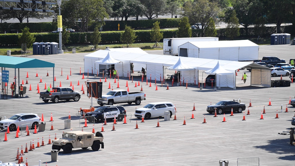 Eine mobile Teststation auf einem Parkplatz in Florida.