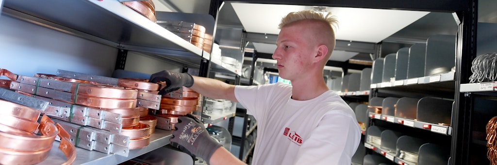 Ein Auszubildender holt ein Teil aus dem Lager seines Ausbildungsbetriebs. Etliche Azubis beklagen sich bitter über die Ausbildungs-Bedingungen. 