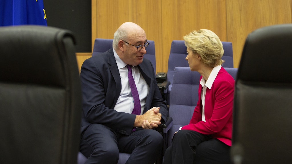 EU-Kommissionspräsidentin Ursula von der Leyen mit Phil Hogan. Jetzt muss sie sich einen neuen Handelskommissar suchen.
