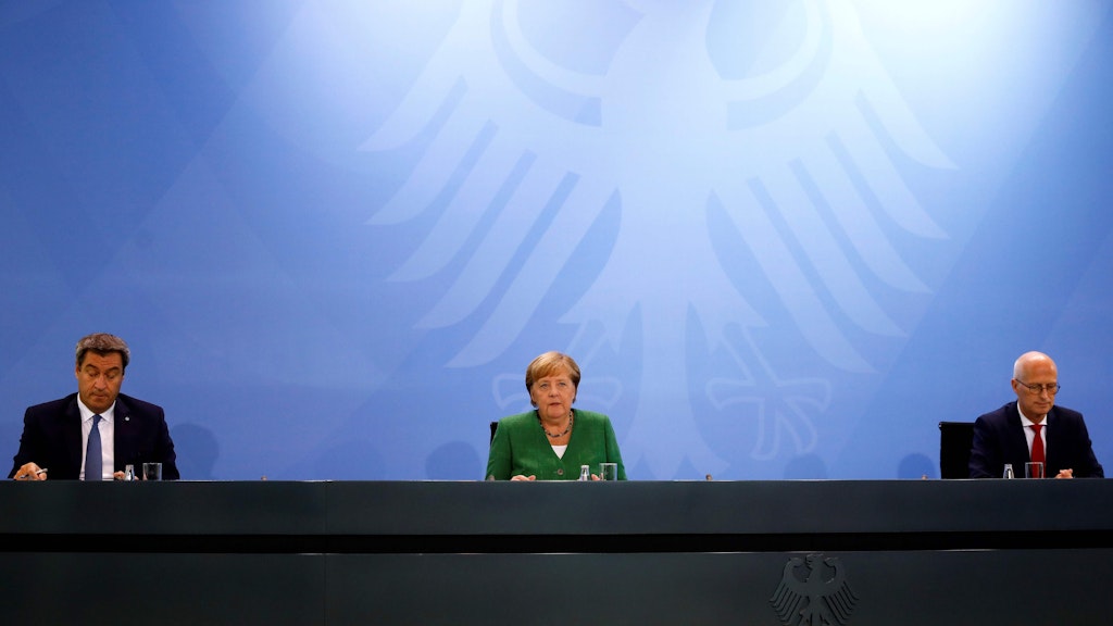 Bayerns Ministerpräsident Markus Söder (CSU), Kanzlerin Angela Merkel (CDU) und Hamburgs Erster Bürgermeister Tschentscher (SPD) bei der Pressekonferenz