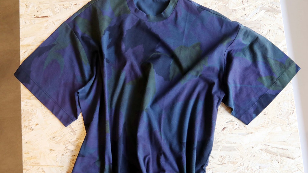 Bei vielen der T-Shirts schimmert noch das Bettwäsche-Muster durch.