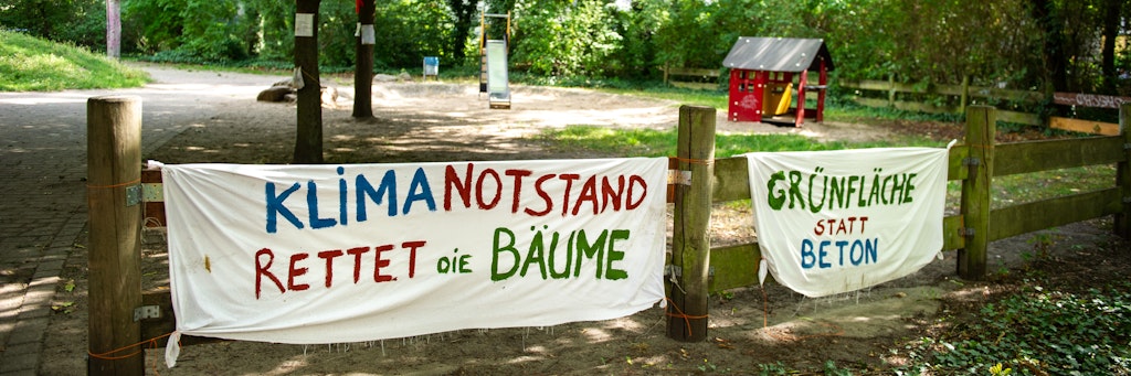 Mit Plakaten am Spielplatz macht die Bürgerinitiative aufmerksam.<br>