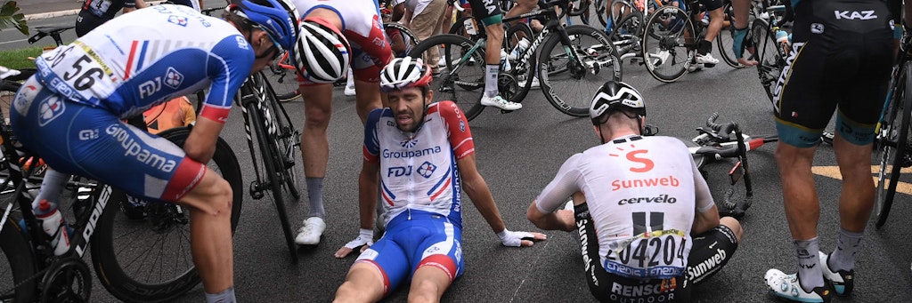 Die erste Etappe der Tour de France war für viele Fahrer sehr schmerzhaft. Zahlreiche Stürze auf regennassen Straßen sorgten für Chaos.