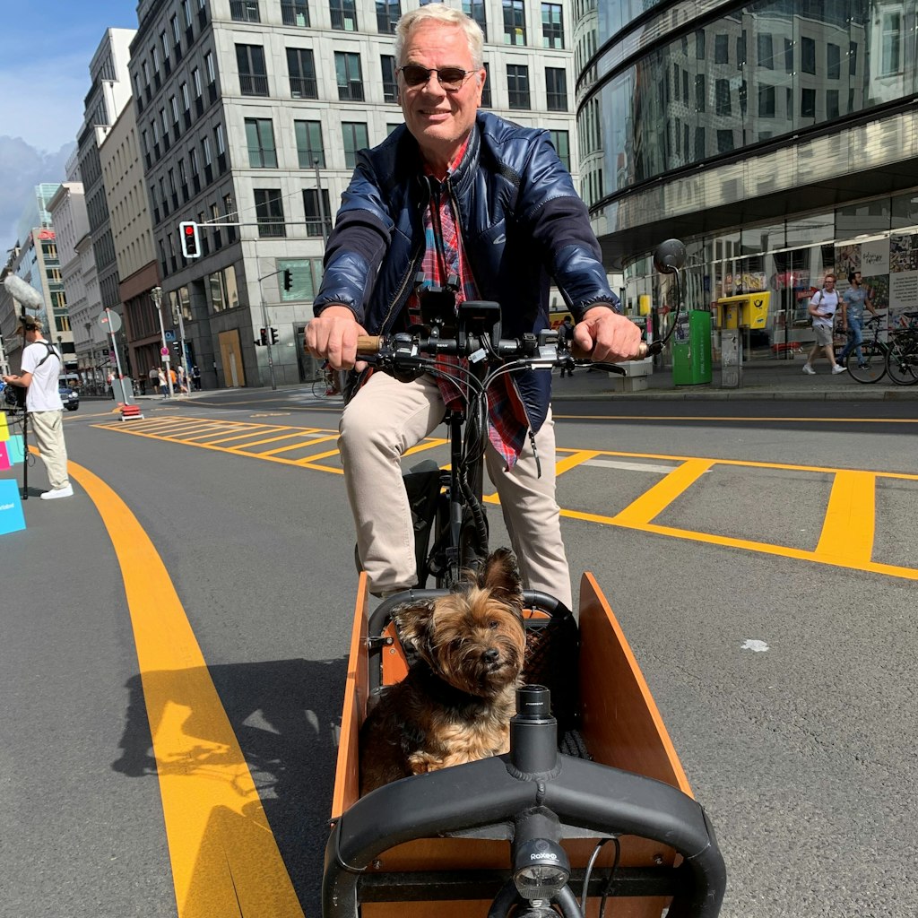 Uwe Münchow (62), seit zehn Jahren privat Lastenfahrradfahrer, sieht die Sperrung für Autos skeptisch. Seinem Yorkie Maya dürfte es egal sein.