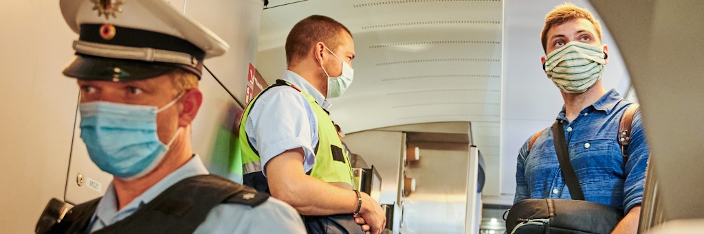 Bundespolizei und Mitarbeiter der DB Sicherheit kontrollieren in einem IC, ob die Maskenpflicht im Zug eingehalten wird.