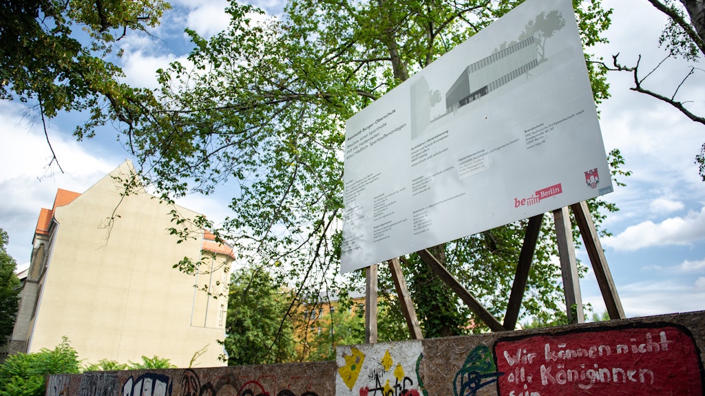 Wenigstens das Bauschild ist schick: Frühestens im Schuljahr 2021/22 wird die neue Sporthalle fertig sein.