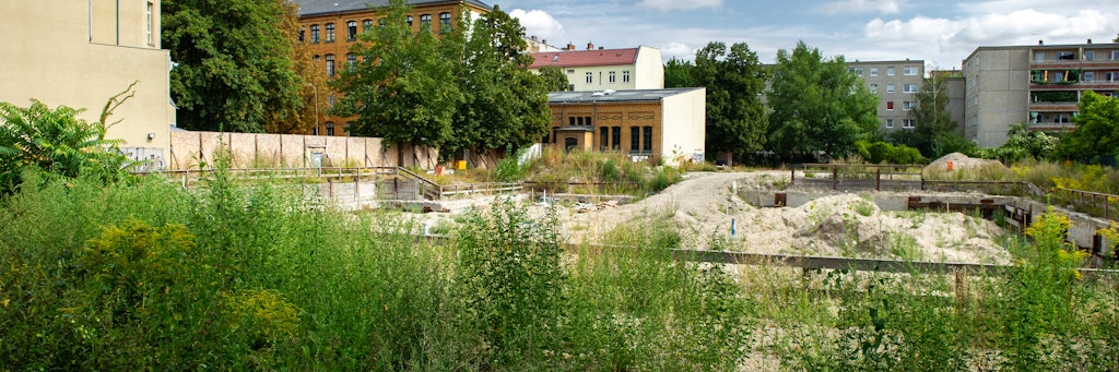 Ein paar Erdhaufen, Unkraut und der Beton des Fundaments: Mehr ist auf der Baustelle der Sporthalle der Reinhard-Bunger-Schule nicht zu sehen.