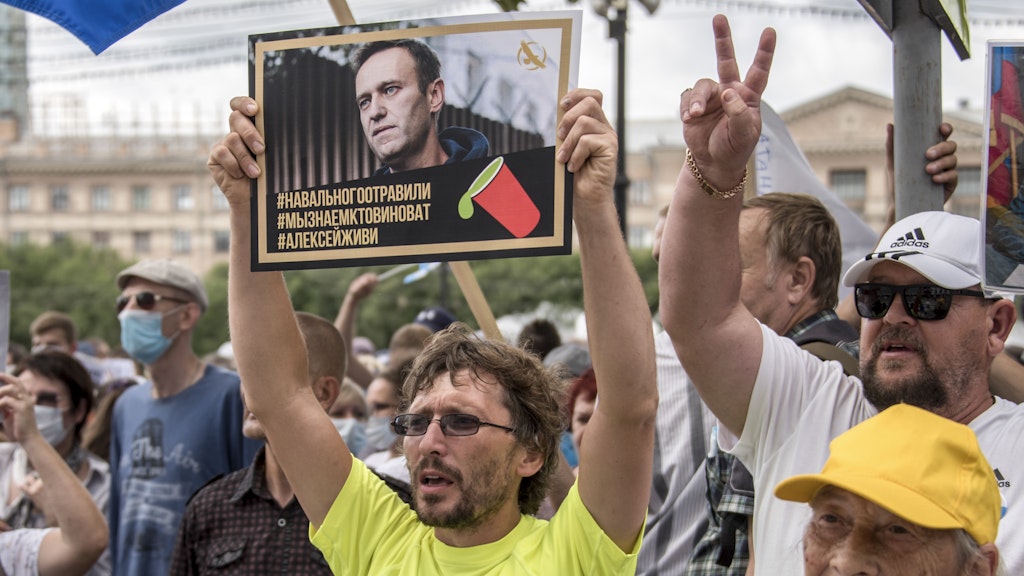 Selbst im Fernen Osten Russlands, in der Region Chabarowsk, wird für Nawalny demonstriert. Auf dem Schild des Manns steht: „Nawalny wurde vergiftet, wir wissen, wer schuld ist. Alexej, du musst leben.“ In Chabarowsk wird seit Wochen protestiert, weil der Gouverneur der Region, der nicht der Partei Putins angehört, wegen angeblicher Auftragsmorde verhaftet wurde.