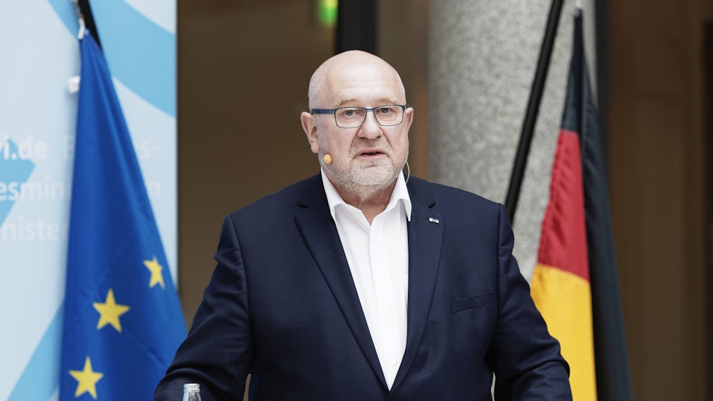 Klaus-Dieter Hommel von der Eisenbahner-Gewerkschaft EVG lehnt es ab, dass Zugbegleiter noch mehr Aufgaben übernehmen sollen. 