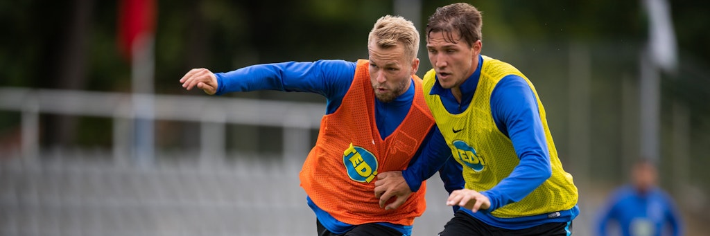 Pascal Köpke, hier im Duell mit Kumpel Niklas Stark (r.), konnte sich bei Hertha BSC nie durchsetzen. 