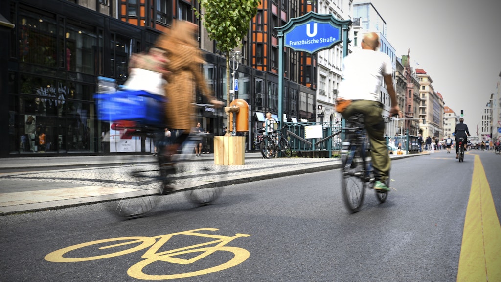 Viel Rücksichtnahme zwischen Radlern und Fußgängern war nicht nötig: Dafür waren zu wenige auf der Friedrichstraße unterwegs.