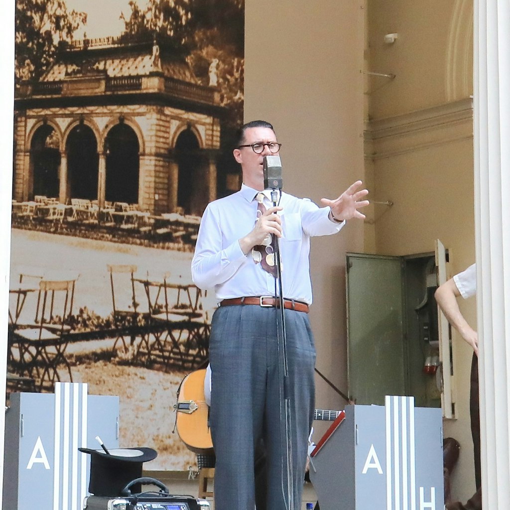 Andrej Hermlin und das Swing Dance Orchestra geben am Sonntag ein Konzert im Innenhof.