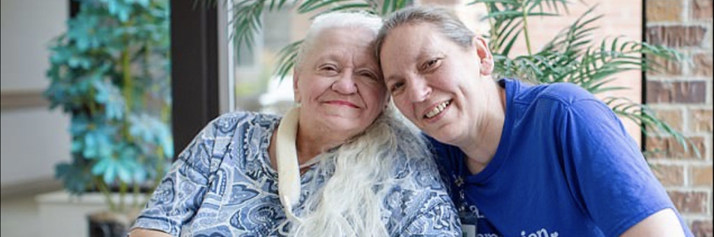 Doris Crippen (l.) mit ihrer lange Zeit verloren geglaubten Halbschwester Bev Boro.