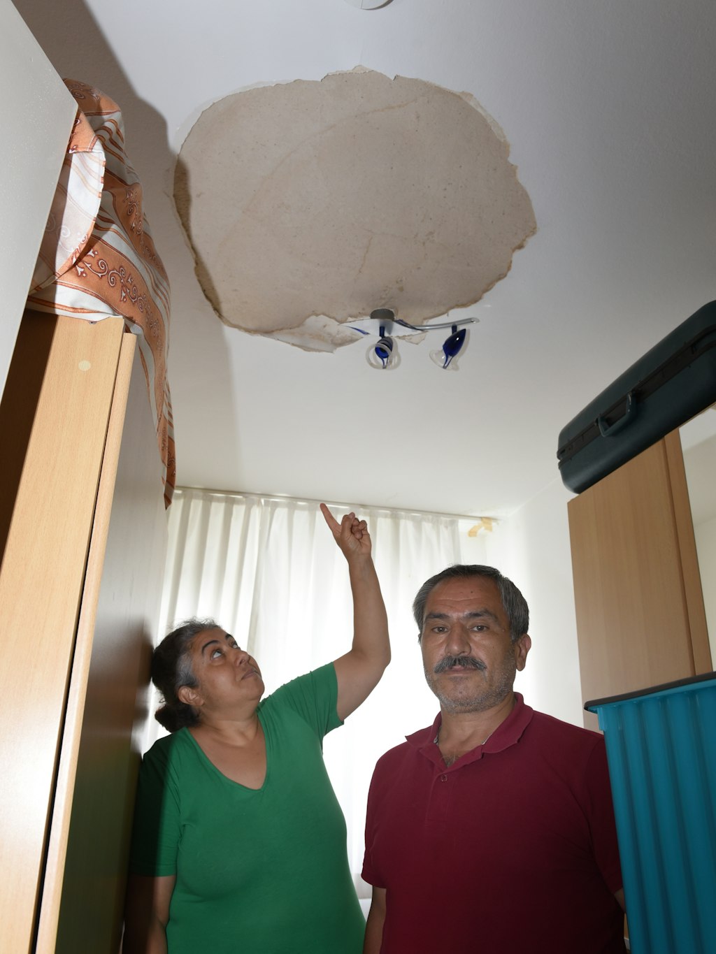 Sengül und Kadim A. in dem Zimmer, wo Wasser vom Dach durchdrang und den Putz von der Decke fallen ließ.