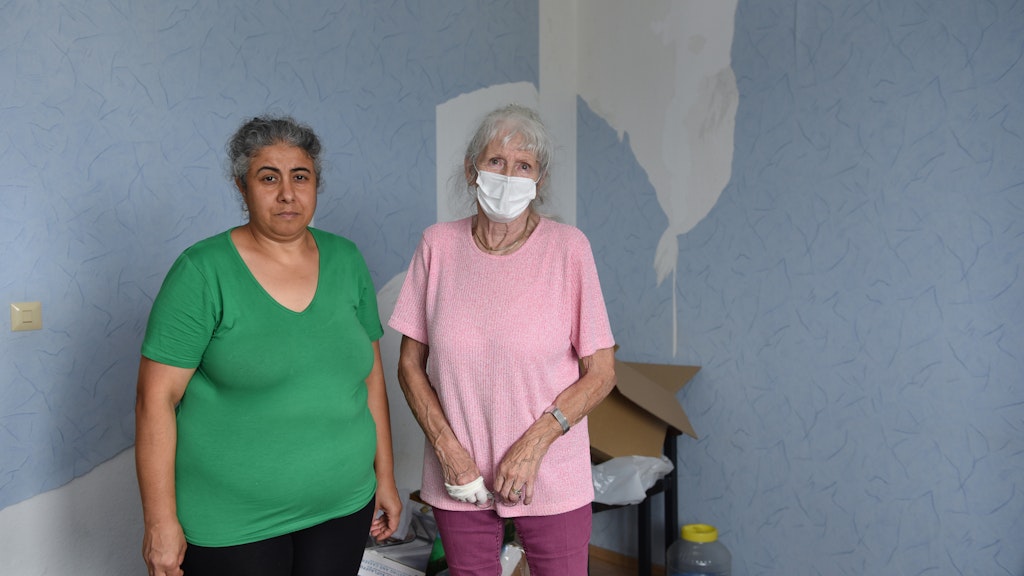 Sengül A. und Wulfhild Sydow in dem wegen Feuchtigkeit und Schimmel unbewohnbaren Schlafzimmer.