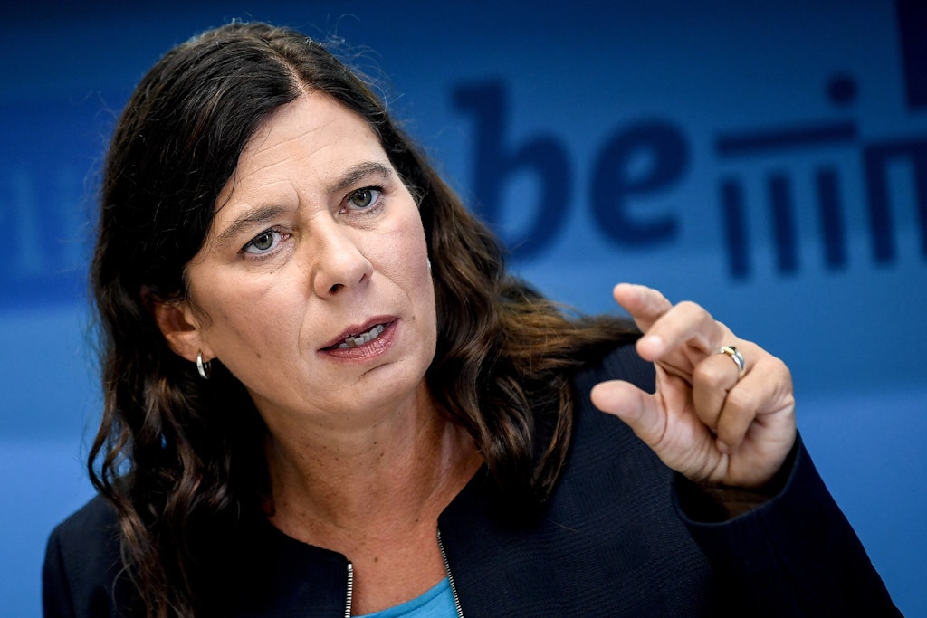 Die Ferien gehen nur noch eine Woche. Bildungssenatorin Sandra Scheeres muss sich vorwerfen lassen, zum Schulstart doch nicht an alles gedacht zu haben. 