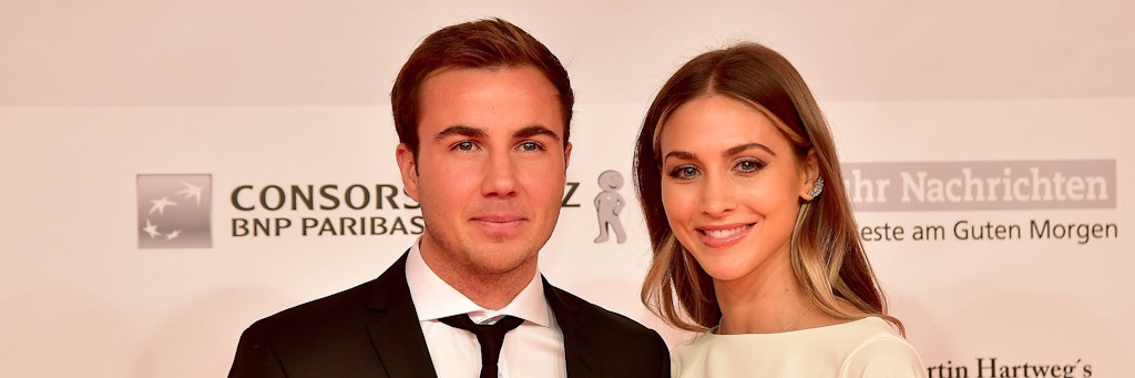 Fußballweltmeister Mario Götze mit seiner Ehefrau, dem Model Ann-Kathrin