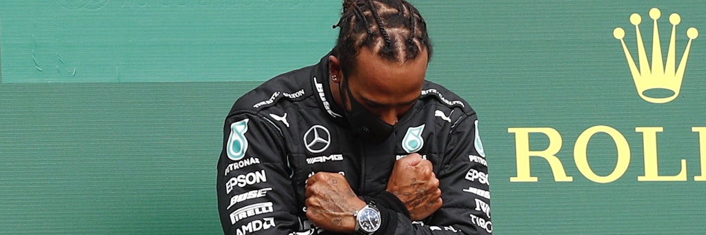 Lewis Hamilton macht nach seinem Sieg den „Wakanda Forever“-Gruß zu Ehren des verstorbenen Schauspielers C. Boseman.