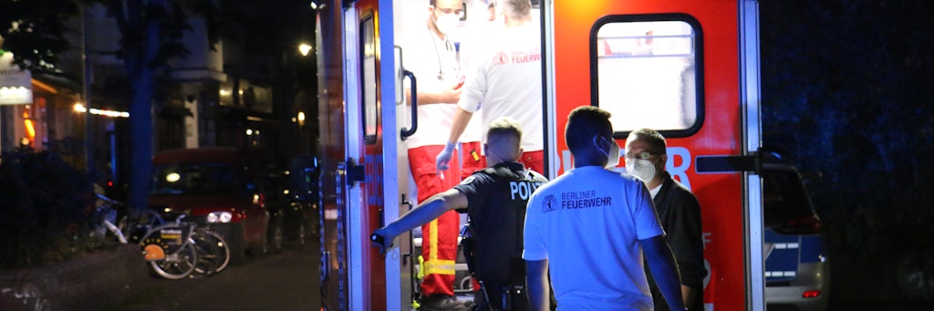 In dem Rettungswagen wird der niedergestochene Mann behandelt, dann in eine Klinik gebracht.